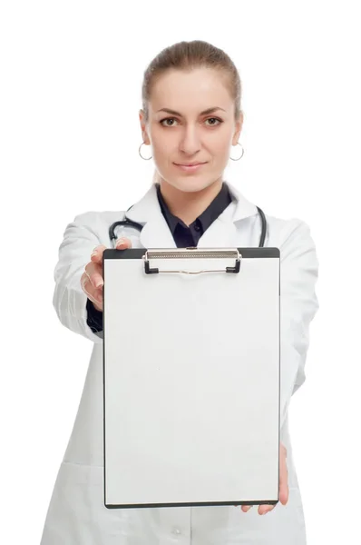 Femme médecin avec un tableau blanc sur un fond blanc . — Photo