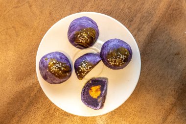 Mor patates ezmeli Çin solucanı ve tuzlu yumurta sarısı.