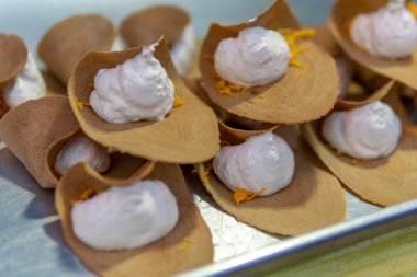 Tayland krepleri, Tayland 'ın Chiang Mai caddelerinde satılık Khanom bueang olarak adlandırılır.