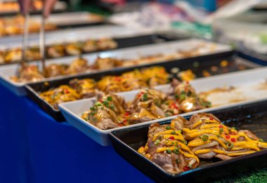 Tayland 'ın Chiang Mai caddelerinde satılık Tayland suşisi.