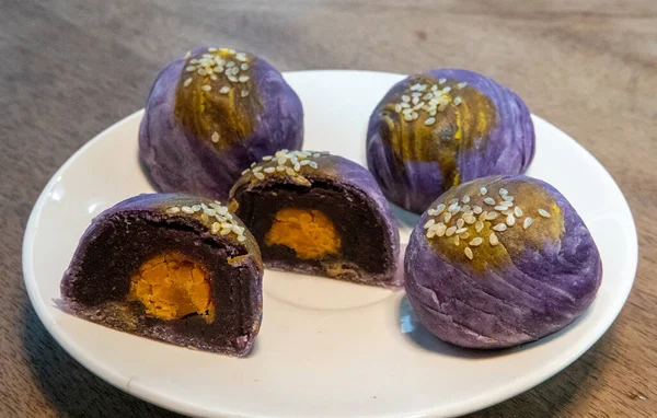 Mor patates ezmeli Çin solucanı ve tuzlu yumurta sarısı.