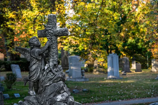 Boston 'da sonbahar günü Jamaika düzlüklerindeki Forest Hills Mezarlığı' nda