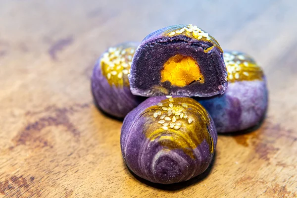 紫芋ペーストと塩卵黄身と中国のペースト状 ロイヤリティフリーのストック画像