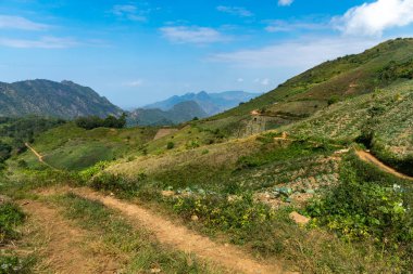 Kuzey Tayland 'daki Mae Hong Son' un 90 dakika güneyindeki Hmong mikrodalga köyüne gidiyoruz.