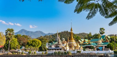 Kuzey Tayland 'da Mae Hong Son' daki Wat Chong Kham tapınağı.