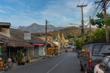 Kuzey Tayland 'da Mae Hong Son' daki Wat Chong Kham tapınağı.