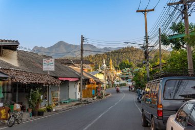 Kuzey Tayland 'da Mae Hong Son' daki Wat Chong Kham tapınağı.