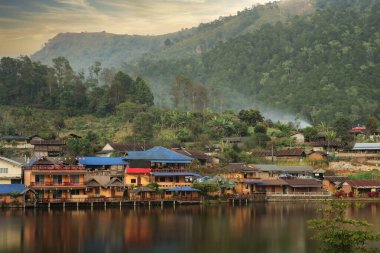 Tayland ve Myanmar sınırındaki Mae Hong Son döngüsü boyunca Ban Rak Thai 'yi ziyaret ediyoruz.