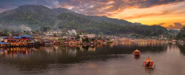 Tayland ve Myanmar sınırındaki Mae Hong Son döngüsü boyunca Ban Rak Thai 'yi ziyaret ediyoruz.