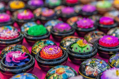 Chiang Mai 'de Walking Caddesi' nde el işi el işi satılıyor.