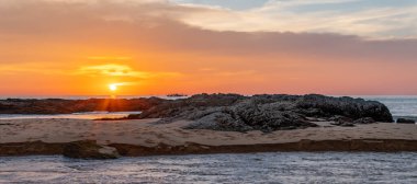 Güney Tayland 'daki Khao Lak' ta güzel bulutlu bir gün batımı.