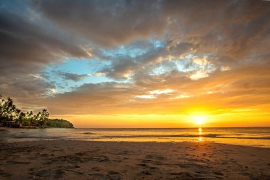 Güney Tayland 'da gün batımında gökyüzünde bulutlar olan renkli gökyüzü.
