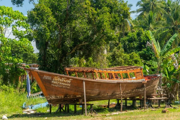 Fishing Boat Lanta Green Trees Background — Foto de Stock