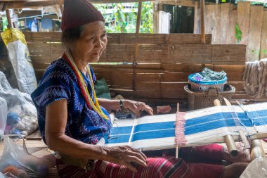 Huai Hillside Köyü 'ndeki Loom' daki Yaşlı Kadın, Myanmar Sınırı yakınlarındaki Kuzey Tayland kırsalında.