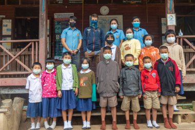 Çocuklarla Myanmar Sınırı yakınlarındaki Kuzey Tayland kırsalındaki Huai Hillside Village 'da fotoğraf çekiyoruz.