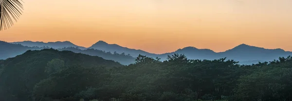 太陽がメイ サランの北タイの町の山の上に沈む — ストック写真