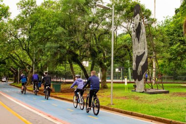 Sao Paulo, Brezilya - 10 Ekim 2021 Ibirapuera Parkı. İnsanlar spor yapıyor ve yeşil arazide yürüyorlar.