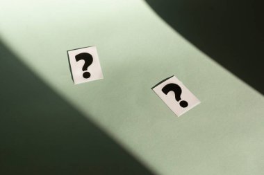 Beyaz bir çarşaftaki soru işareti. SSS frekansları sorular, cevaplar ve beyin fırtınası kavramları sorar