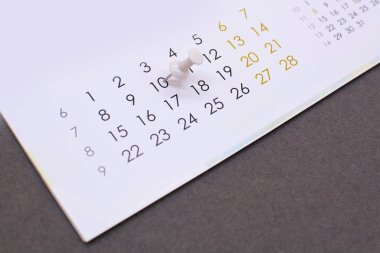 Takvimde beyaz bir iğne var. randevular konsepti
