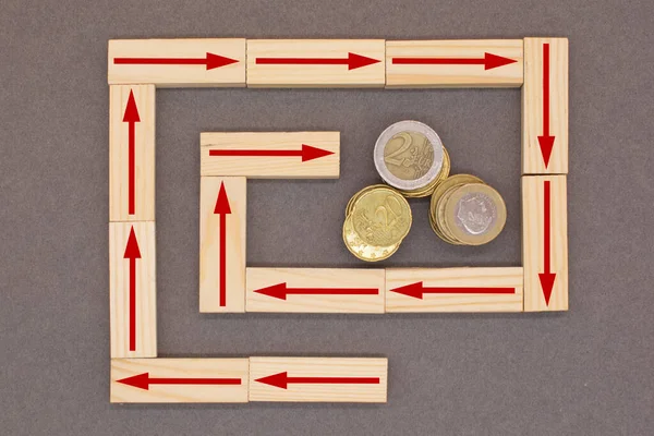 Houten Blokken Stapelen Met Rode Pijl Omhoog Een Stapel Munten — Stockfoto