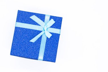 Beyaz arka plan için tebrik kurdelesi olan hediye kutusu. Noel, Yeni Yıl ya da Sevgililer Günü için hediye paketi