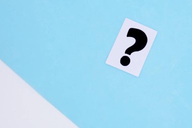 Mavi arka planda bir soru işareti. SSS frekansı sorular, cevaplar, beyin fırtınası kavramları