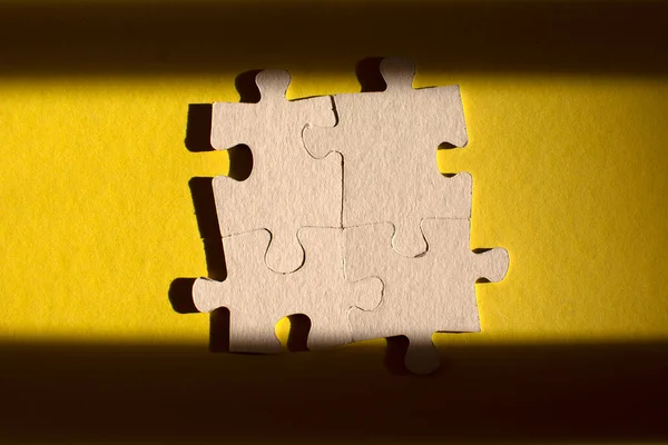 Puzzle Układanki Żółtym Tle Koncepcja Rozwiązań Biznesowych — Zdjęcie stockowe