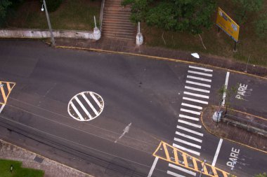 Novo Hamburgo, Rio Grande doSul, Brezilya 17, 2021: Yol işaretli boş bir yol manzarası