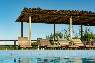 Rahatlamak için bir Yüzme Havuzu güneşlenme yatakları yakınındaki.