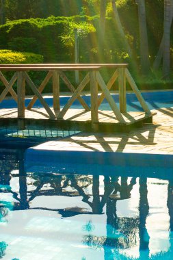 Güneşte yüzme havuzu. Tatiller