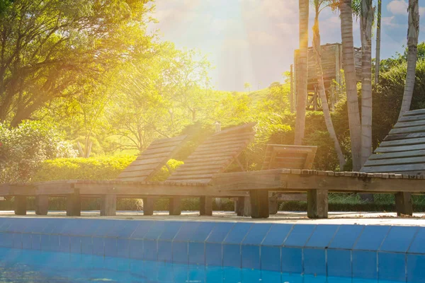 リラックスできるスイミング プールのそばの太陽のベッド — ストック写真