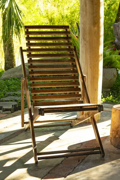 自然の中でリラックスするための木製の椅子 — ストック写真