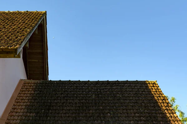 青い空を背景に家の屋根が — ストック写真