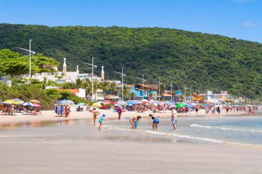 Bombas, Santa Catarina, Brezilya - 19 Aralık 2021: insanlar plajda dinleniyor. Güzel tropik Bombas plajı, Santa Catarina.