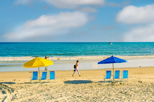 Bombas Santa Catarina Brazil December 2021 Girl Two Umbrellas Beach — 图库照片