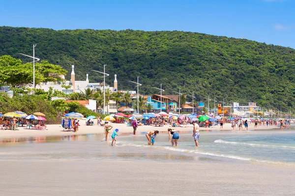 Bombas, Santa Catarina, Brezilya - 19 Aralık 2021: insanlar plajda dinleniyor. Güzel tropik Bombas plajı, Santa Catarina.