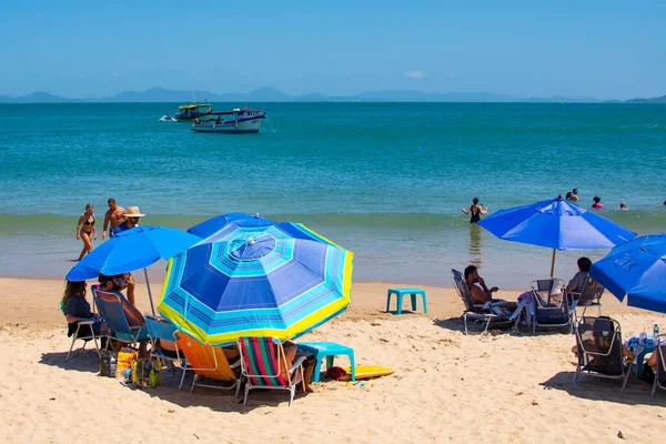 Bombas, Santa Catarina, Brezilya - 20 Aralık 2021: insanlar Tainha sahilinde dinleniyor. Tainha 'nın güzel tropik plajı, Santa Catarina.