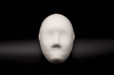 Siyah arka planda Venedik maskesi. Tiyatro konsepti