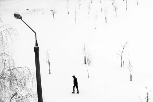 Figura Hombre Una Linterna Desde Arriba Sobre Fondo Nieve —  Fotos de Stock