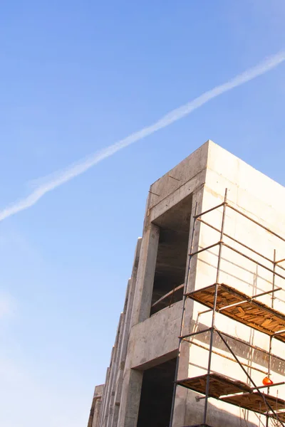 青い空の下で建設中のコンクリートの建物です ロイヤリティフリーのストック写真