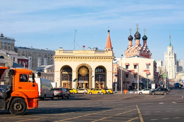 モスクワ ロシア 2022年2月16日 ロシアのタガンスカヤ地下鉄駅を背景にダンプトラック ストック画像