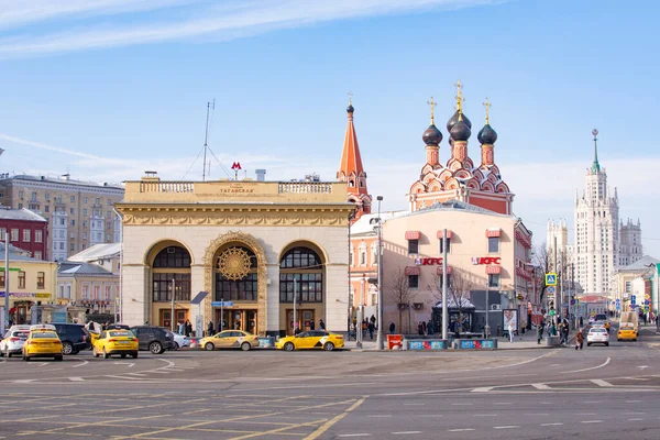 モスクワ ロシア 2022年2月16日 モスクワのタガンスカヤ地下鉄駅と聖ニコラス教会 ストック写真