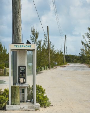 telefon kulübesi yolun sonundaki
