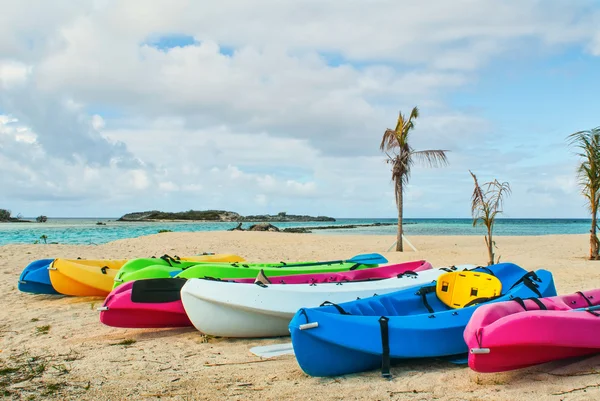 Kayaks sur la plage tropicale — Photo