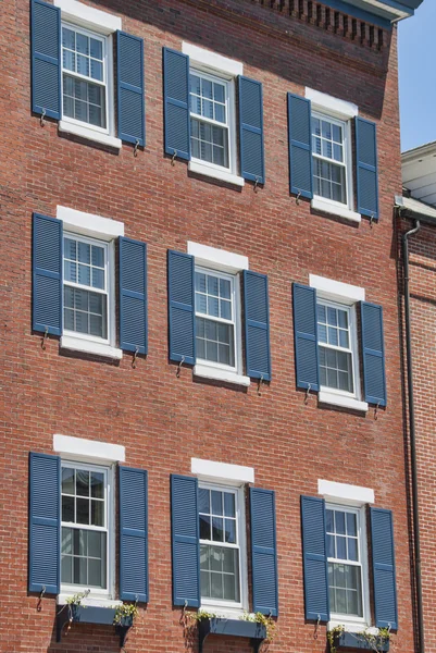 Вікна з синіми віконницями — стокове фото