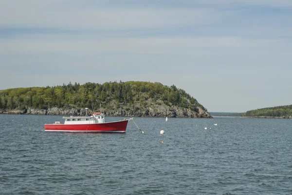 Barco de pesca comercial vermelho em Bar Harbor Maine — Fotografia de Stock