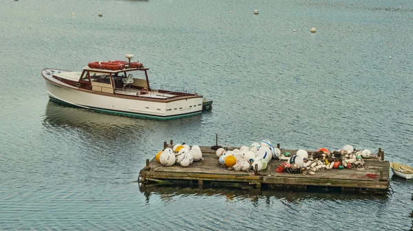 Engins de pêche commerciale dans le nord-est du port du Maine — Photo