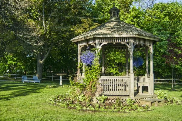 Gazebo met Lentebloemen — Stockfoto