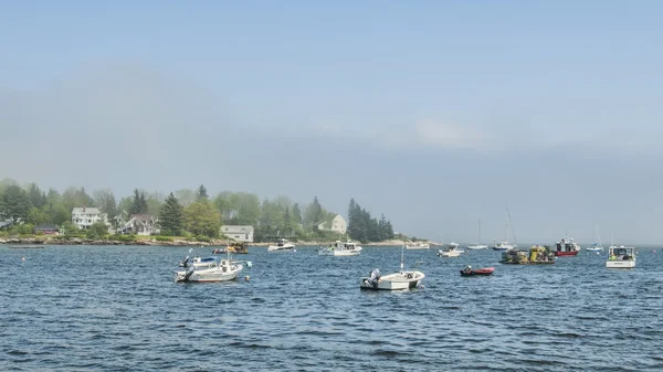 Diversiteit van boten in muscongus bay maine — Stockfoto