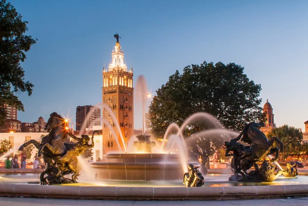 Kansas city missouri brunnen auf dem platz des landclubs — Stockfoto